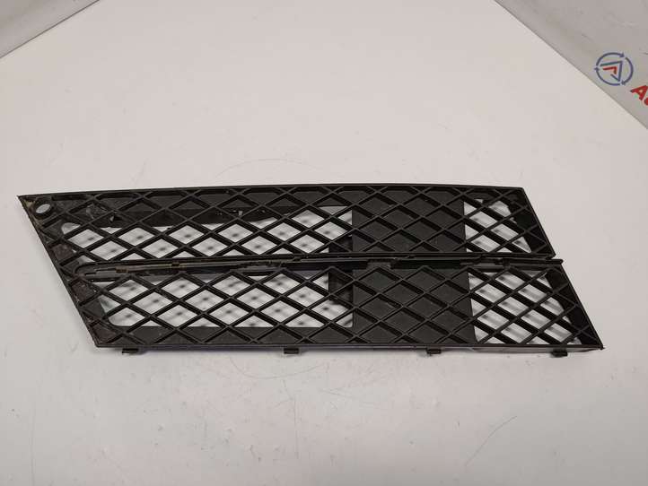 BMW 5 E60 E61 (2004 - 2010)  51117178110 Нижняя решётка (из трех частей)