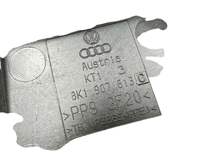 Audi A4 (2011 - 2015)  8K1907613C Крышка ящика предохранителей