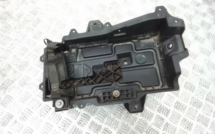 Chrysler Pacifica (2016 - ) 68271681AD Площадка аккумулятора — фото 1