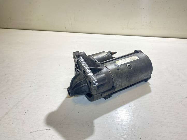 Renault Trafic II (X83) (2002 - 2014)  7700116260C Стартер