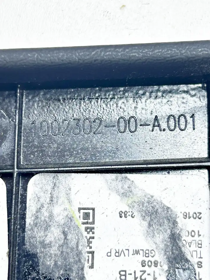Tesla Model S (2012 - 2016) 100230200A Обшивка бардачка — фото 5