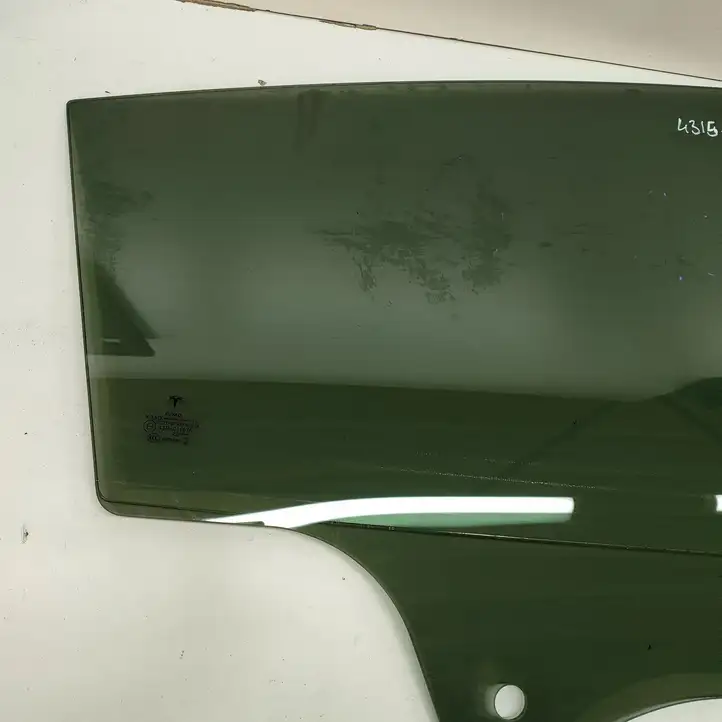 Tesla Model Y (2019 - 2024) 149551100B Стекло задней двери — фото 3