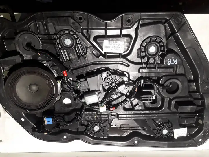 Kia Ceed (2012 - 2015) Механический стеклоподъемник передней двери — фото 1