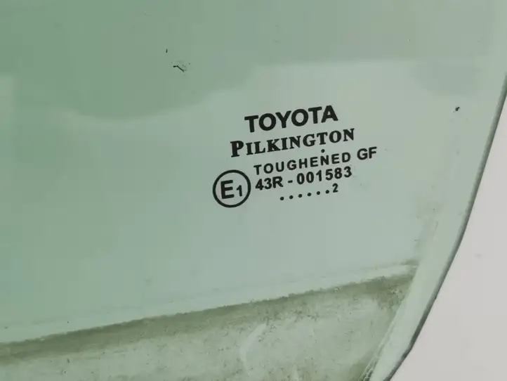 Toyota Yaris (2009 - 2012) E143R001583 Стекло передней двери — фото 2