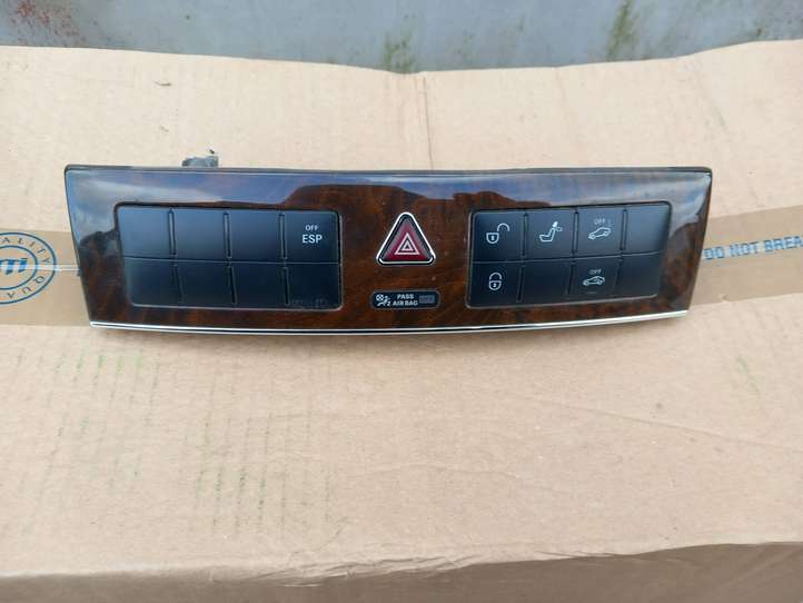 Mercedes-Benz C W203 (2000 - 2007)  2038701710 Включатель аварийных фонарей