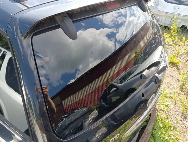 Kia Sorento (2006 - 2009) Открывающееся стекло крышки багажника — фото 1