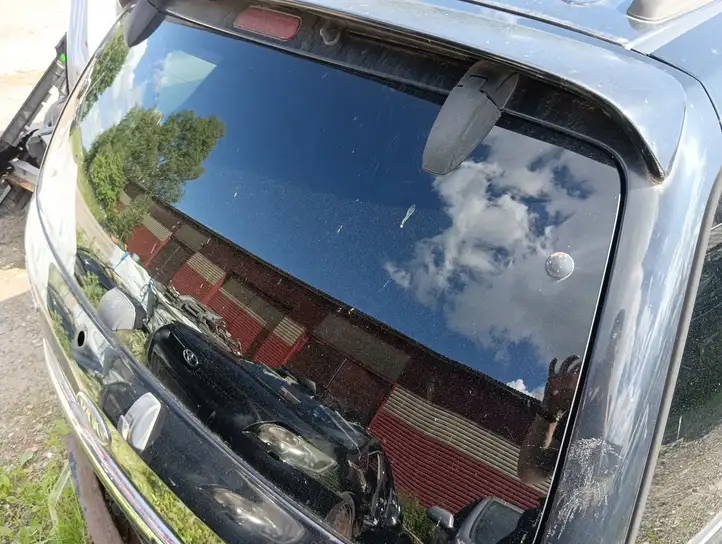 Kia Sorento (2006 - 2009) Открывающееся стекло крышки багажника — фото 4