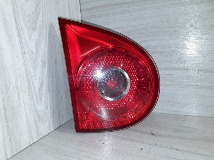 Volkswagen Golf V (2003 - 2009)   Задний фонарь в крышке багажника