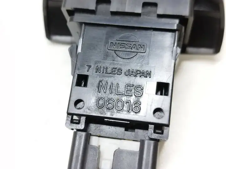 Nissan Primera (2001 - 2008) 06016 Включатель аварийных фонарей — фото 2