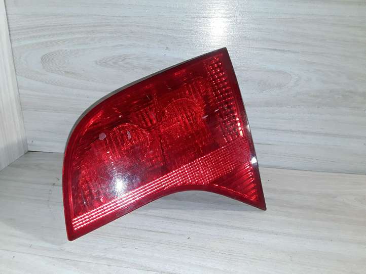 Audi A4 (2004 - 2009)   Задний фонарь в крышке багажника