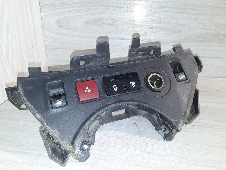 Peugeot Partner (2008 - 2012)   Включатель аварийных фонарей