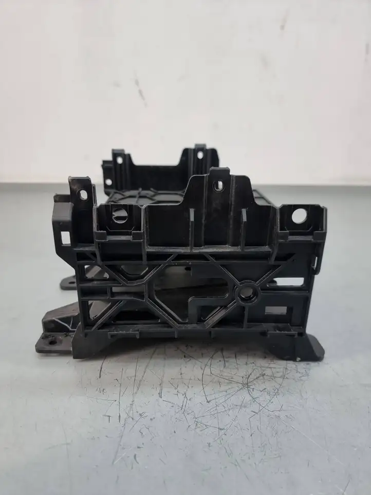 Audi Q5 SQ5 (2008 - 2012) 8t0907368b Кронштейн усилителя звука — фото 2
