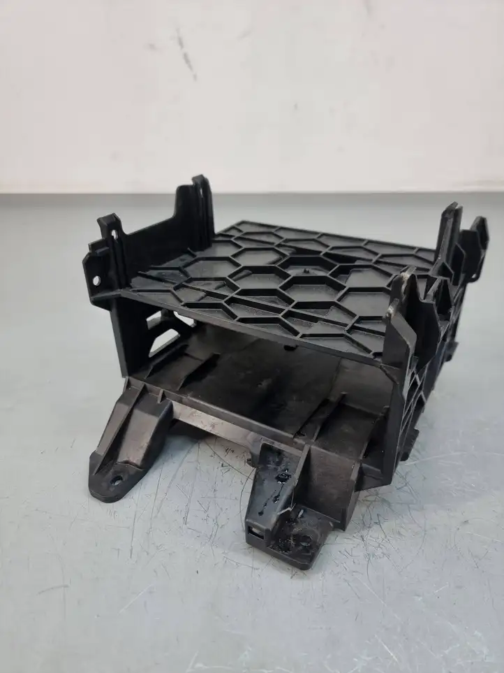 Audi Q5 SQ5 (2008 - 2012) 8t0907368b Кронштейн усилителя звука — фото 3