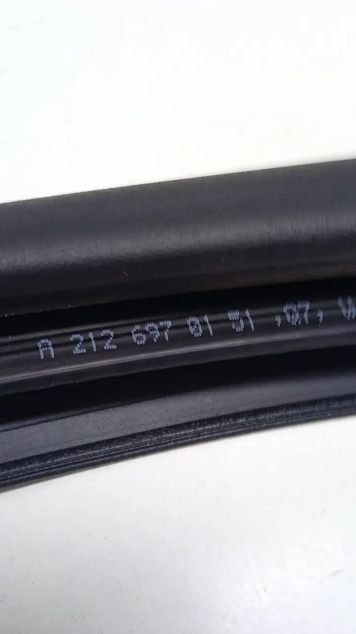 Mercedes-Benz E W212 (2009 - 2016) A2126970151 Уплотнитель кузова — фото 2