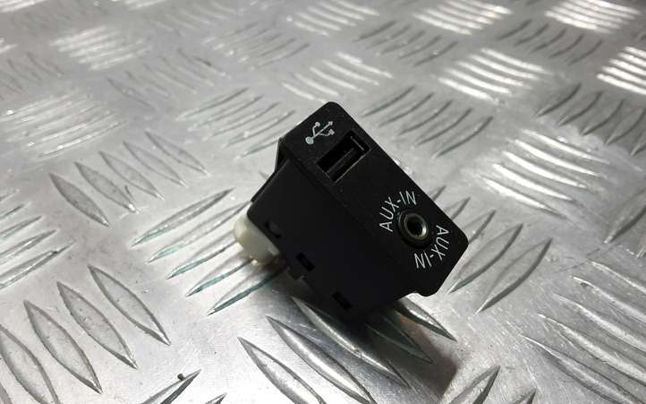 BMW 5 F10 F11 (2009 - 2016)  84109237653 Разъем USB
