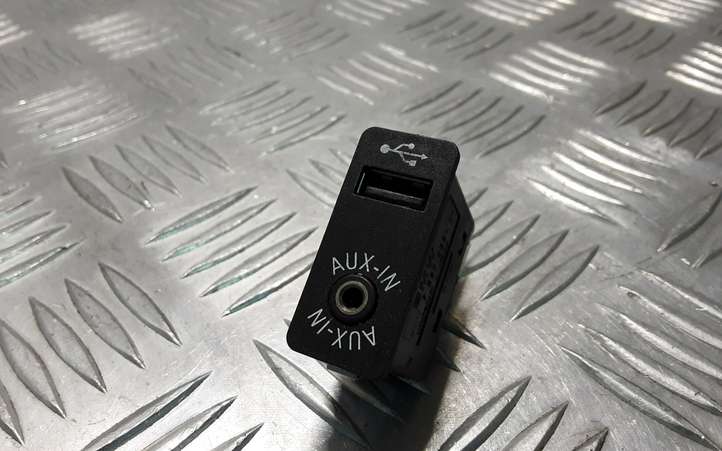 BMW 5 F10 F11 (2009 - 2016)  84109237653 Разъем USB