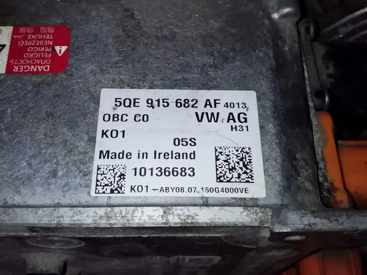 Audi A3/S3 8V (2016 - 2020) 5QE915682AF Зарядное устройство — фото 2