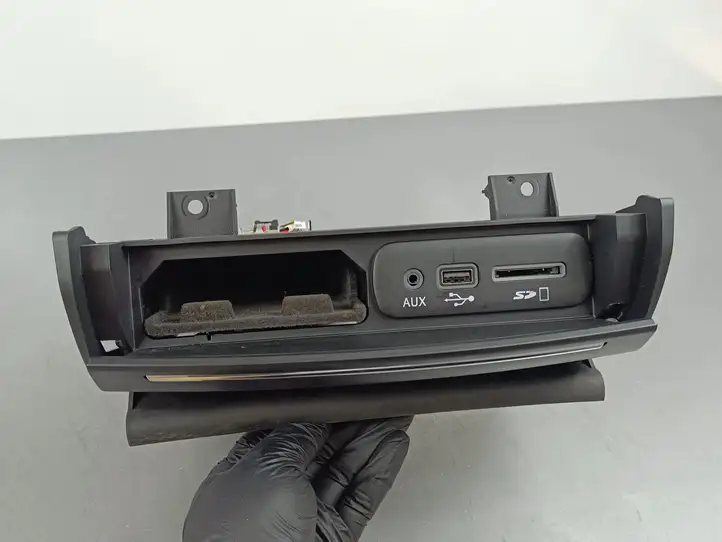 Maserati Quattroporte (2016 - 2021) AUX разъем — фото 3
