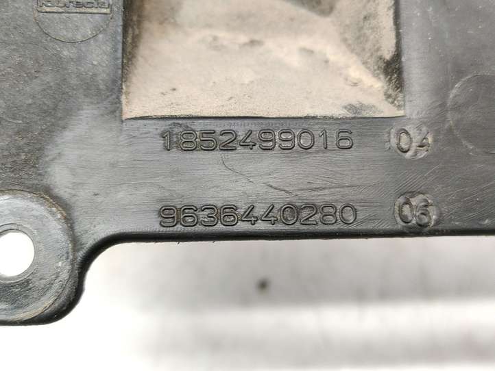 Peugeot 307 (2001 - 2005)  9636440280  Держатель заднего бампера (кронштейн)