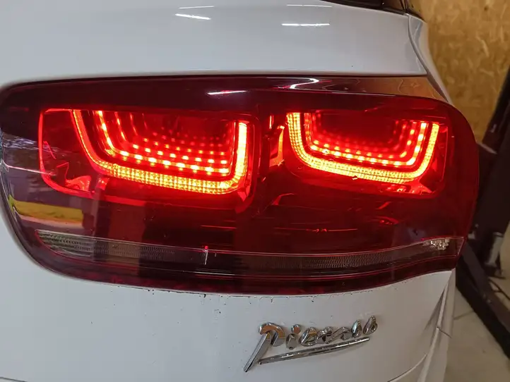 Citroen C4 Grand Picasso (2013 - 2016) Задний фонарь в крышке багажника — фото 1