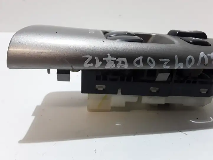 Toyota Corolla Verso E121 (2001 - 2004) 8404013061 Блок кнопок стеклоподъемников — фото 4