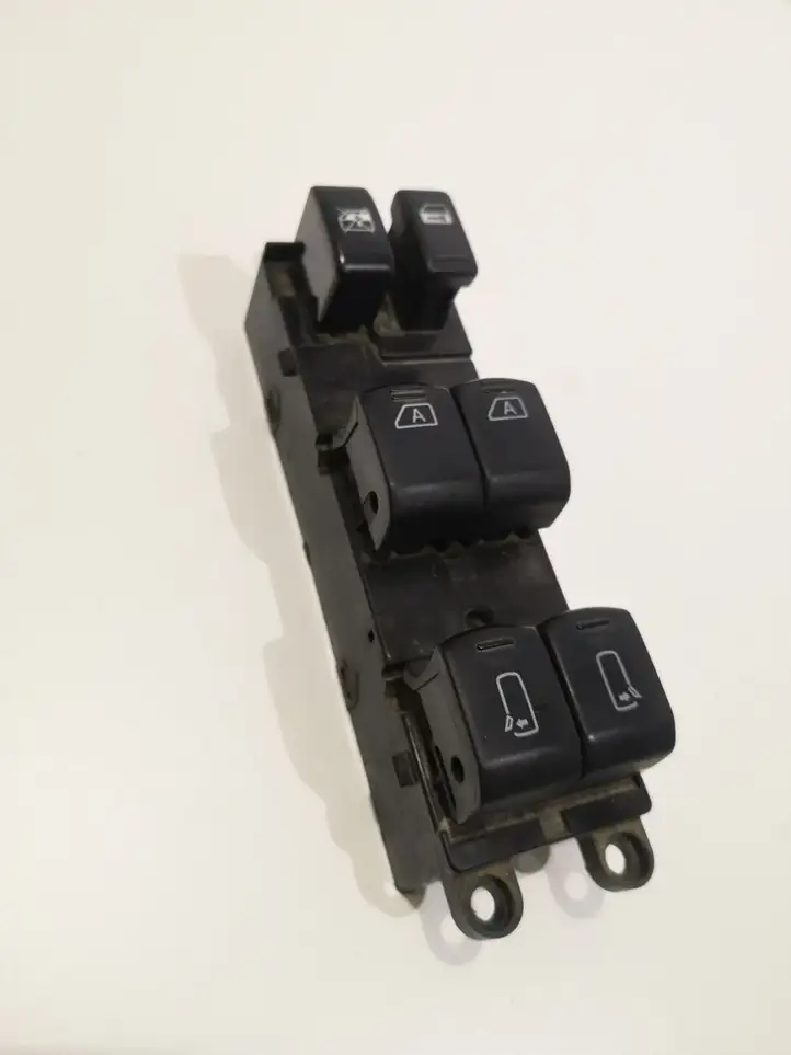 Nissan Quest (2003 - 2009) Кнопка стеклоподъемников — фото 1