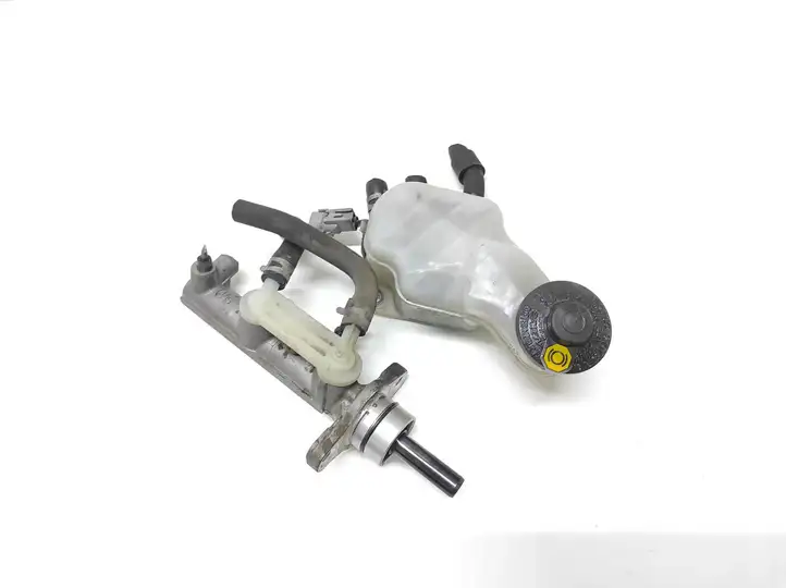 Toyota Avensis Verso (2001 - 2004) 132311 Главный тормозной цилиндр — фото 1