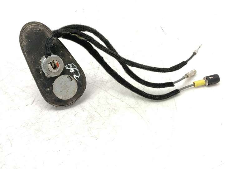 Audi A6 (2001 - 2004)  8L0035501E Антенна (антенна GPS)