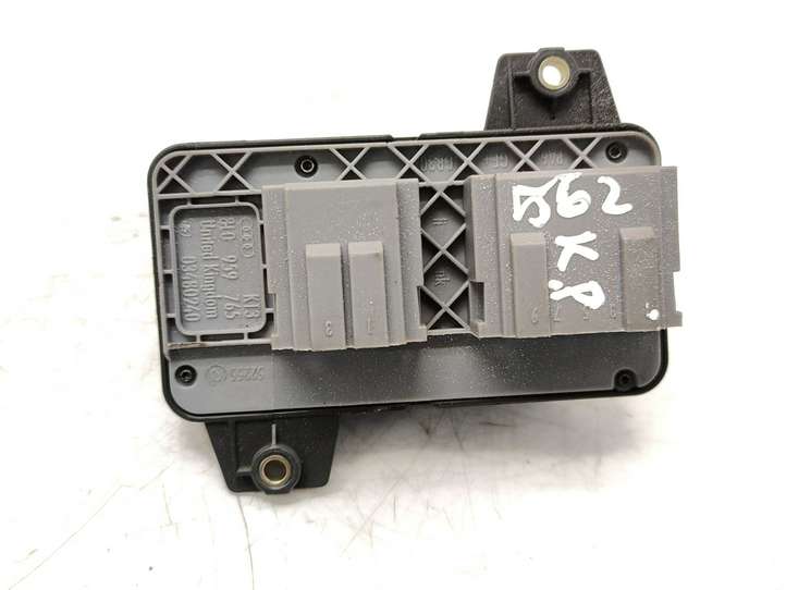 Audi A6 (2001 - 2004)  8L0959765 Управление регулеровки сидений 