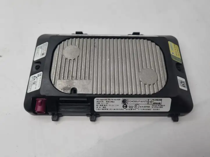 Volkswagen Tiguan (2020 - 2024) 5NA980611 Модуль беспроводной зарядки — фото 5