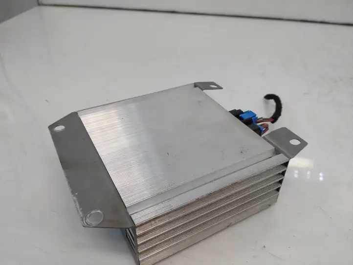 Audi A4 (2004 - 2009)  8E9035223d Звукоусилитель