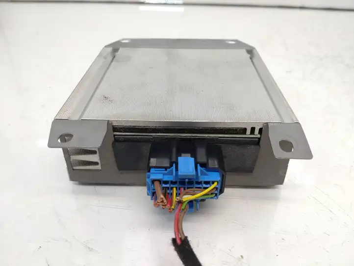 Audi A4 (2004 - 2009)  8E9035223d Звукоусилитель