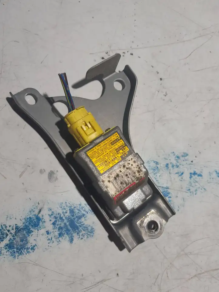 Toyota Yaris Verso (1999 - 2005) 89860520101 Датчик удара SRS — фото 2