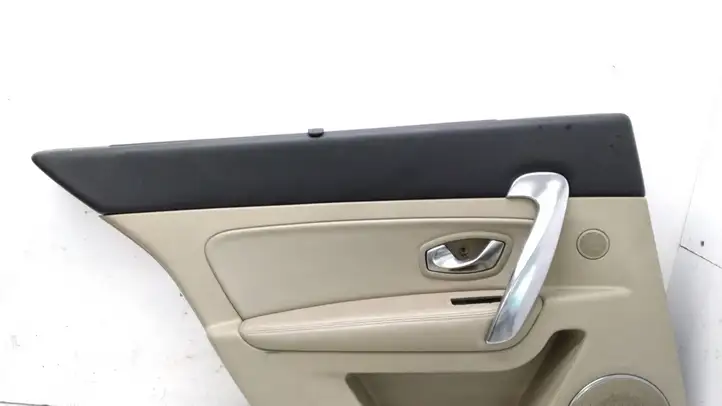 Renault Latitude (L70) (2010 - 2014) D230313400X Обшивка задней двери — фото 12