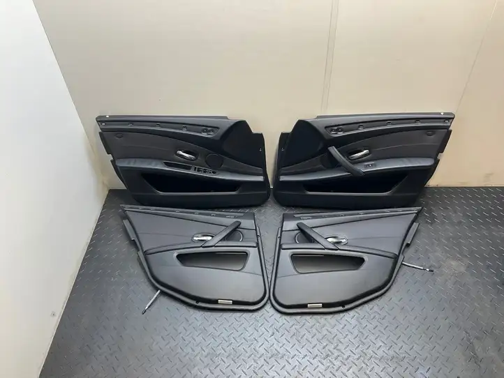 BMW 5 E60 E61 (2004 - 2010) Обшивка задней двери — фото 1