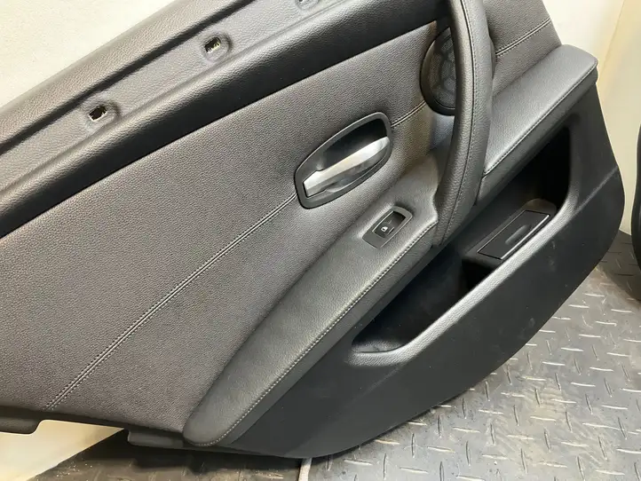 BMW 5 E60 E61 (2004 - 2010) Обшивка задней двери — фото 2