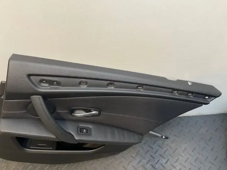 BMW 5 E60 E61 (2004 - 2010) Обшивка задней двери — фото 6