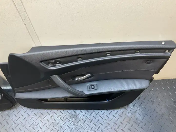 BMW 5 E60 E61 (2004 - 2010) Обшивка задней двери — фото 13