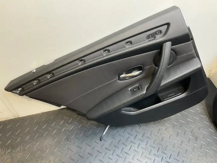 BMW 5 E60 E61 (2004 - 2010) Обшивка задней двери — фото 25