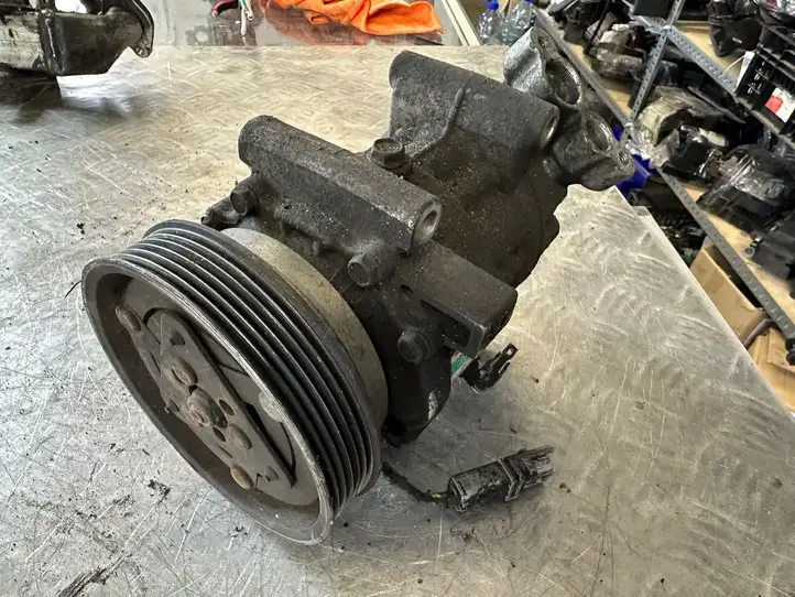 Nissan Juke I F15 (2010 - 2018) 8200953359 Компрессор (насос) кондиционера воздуха — фото 1