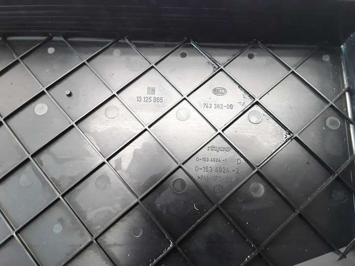 Opel Zafira (2003 - 2006)  13125865 Крышка ящика предохранителей