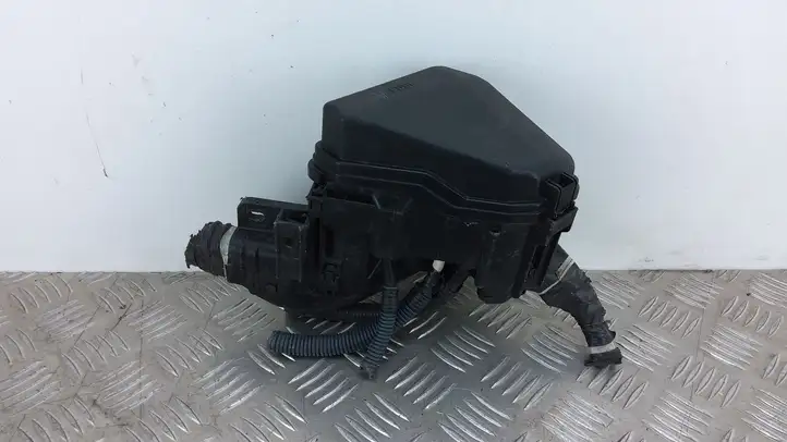 Toyota Yaris (2014 - 2019) 7512YA2 Блок предохранителей — фото 1