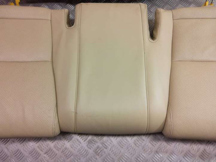 Lexus GS 300 350 430 450h (2004 - 2007)   Боковая отделка у заднего сиденья (низ)