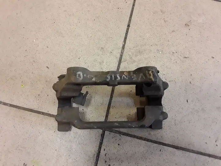 Toyota Avensis T250 (2006 - 2009) 2159W09366 Скоба заднего тормозного суппорта — фото 1