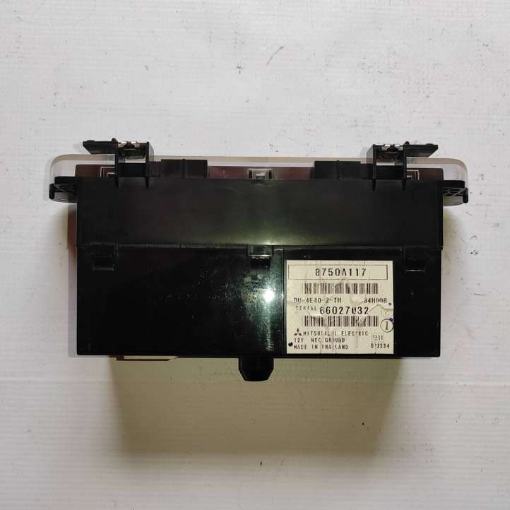 Mitsubishi Colt (2004 - 2008)  8750A117 Экран/ дисплей / маленький экран