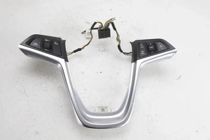 Opel Astra J (2009 - 2012) Кнопки на рулевом колесе — фото 1