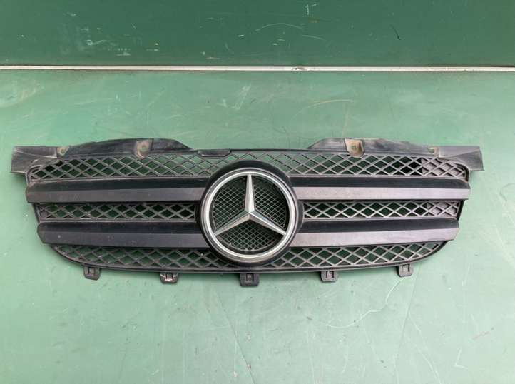 Mercedes-Benz Sprinter W906 (2006 - 2018)  9068800385 Передняя решётка