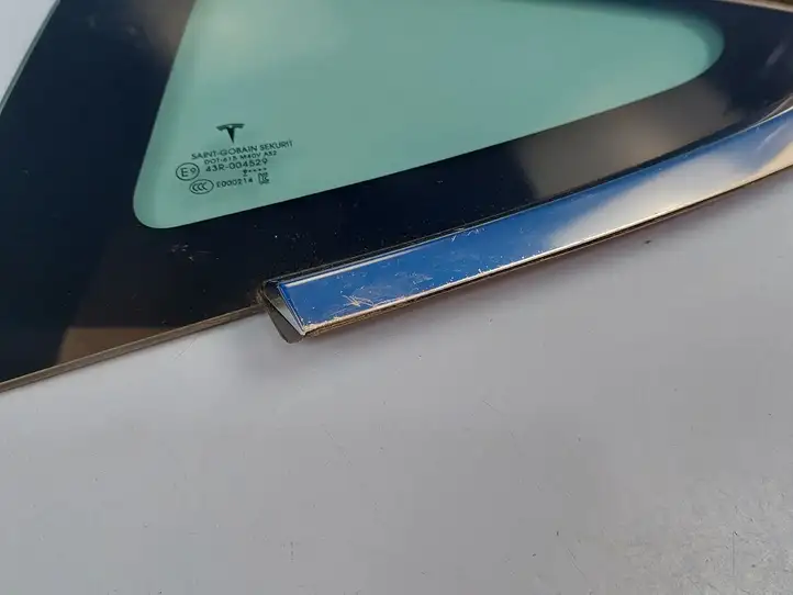 Tesla Model 3 (2017 - 2023) 108070300 Форточка двери — фото 3