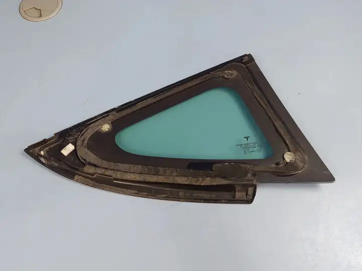 Tesla Model 3 (2017 - 2023) 108070300 Форточка двери — фото 6