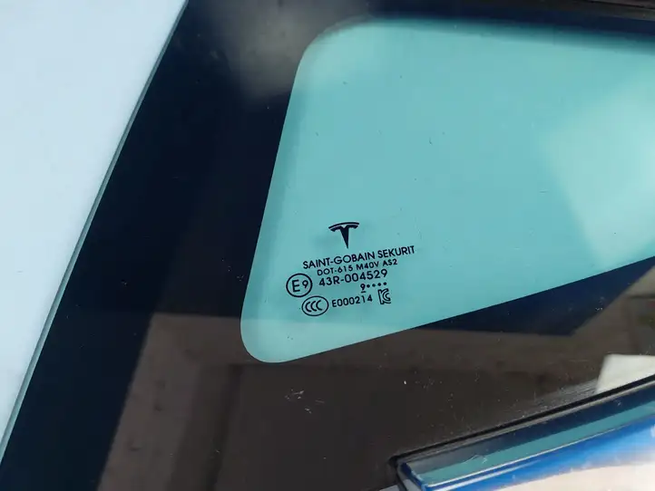 Tesla Model 3 (2017 - 2023) 108070300 Форточка двери — фото 9